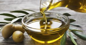 Entre los múltiples beneficios del aceite de oliva están que reduce el colesterol y los problemas cardiovasculares,. Foto: Shutterstock