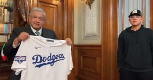 Julio Urías le regaló al Presidente una playera de los Dodgers. Foto: Especial
