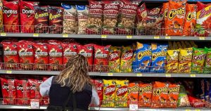 Anaqueles con comida chatarra.