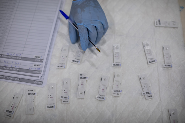 Una trabajadora del Servicio de Urgencias de Madrid (SUMMA) hace una prueba rápida de antígenos de COVID-19 en el barrio sureño de Vallecas en Madrid, España, el martes 29 de septiembre de 2020.