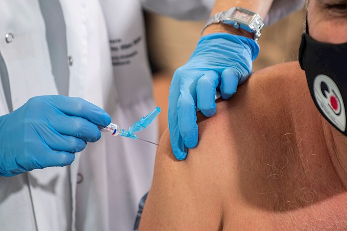 Los efectos secundarios que podría provocar la futura vacuna de la COVID-19 se han incrementado como una preocupación en la población.