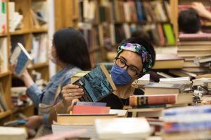 Joven en librería "A través del espejo", ubicada en la colonia Roma de la Ciudad de México. Foto: Moisés Pablo, Cuartoscuro