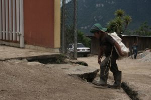 niño-trabaja-cargador