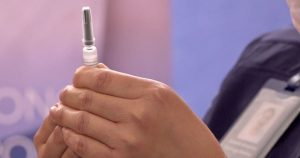 Aplicación de una dosis  experimental para COVID-19 en Oaxaca. Foto: Cuartoscuro. 