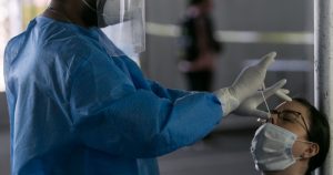 Una mujer acude a aplicarse la prueba rápida de COVID-19. Foto: Galo Cañas, Cuartoscuro.