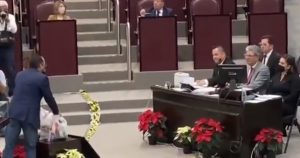 El diputado panista ofreció una despensa al titular de la Sedesol de Veracruz. Foto: Tomada de video