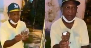 les introduce paletas de madera y pone al fuego a derretir una barra grande de chocolate con la que baña los jabones. Foto: Imágenes tomadas de video.