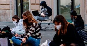 Dentro de 10 años, la Generación Z podría ser el grupo más influyente sobre la economía mundial. Foto: Imagen ilustrativa, Giuseppe Lami, EFE