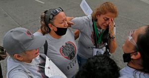 Madres de personas desaparecidas lloran por la perdida de sus familiares, esto en el marco del Día Internacional de la Victimas de Desapariciones Forzadas en Jalisco. Foto: Fernando Carranza, Cuartoscuro