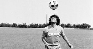 En esta foto del 25 de julio de 1984, Diego Maradona durante un entrenamiento con su nuevo equipo, el Napoli de Italia. Foto: AP