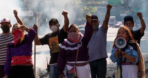 Indígenas otomíes que mantienen tomadas las instalaciones del Instituto Nacional de los Pueblos Indígenas quemaron papelería e inmobiliario en la avenida México-Coyoacán. Foto: Moisés Pablo, Cuartoscuro