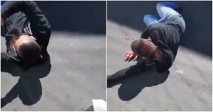 Finalmente, el delincuente fue entregado a las autoridades. Foto: captura de pantalla.