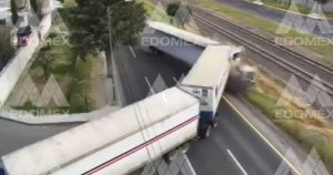 El choque ocurrió en la carretera Toluca-Atlacomulco. Foto: Captura de video. 
