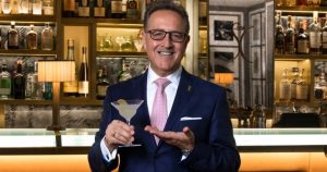 Salvatore Calabrese, uno de los cocteleros más famosos del mundo. Foto: Janos Grapow, cortesía del entrevistado vía VICE 