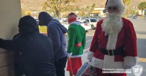 En determinado momento, los agentes vieron a tres hombres que estaban robando un Honda CR-V en el estacionamiento del centro. Foto: Facebook Riverside Police Department