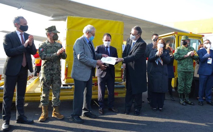 Jorge Alcocer Varela, titular de la Secretaría de Salud federal (SSa), y el Canciller Marcelo Ebrard encabezaron la recepción de las primeras dosis de la vacuna.