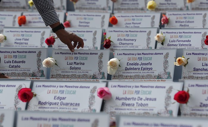 La Federación Colombiana de Trabajadores de la Educación (FECODE) homenajea a los mil 200 maestros asesinados en sus regiones desde 1985. Foto: Mauricio Dueñas Castañeda, EFE