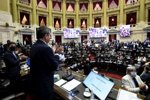 El presidente de la Cámara de Diputados argentina, Sergio Massa, aplaude junto a los legisladores al inicio de la sesión sobre el aborto, en Buenos Aires. Foto: Cámara de Diputados de Argentina vía EFE