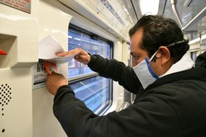 El personal colocó las plantillas en zonas de fácil acceso para que los usuarios puedan escanear el código QR con su celular. Foto: SCT Metro