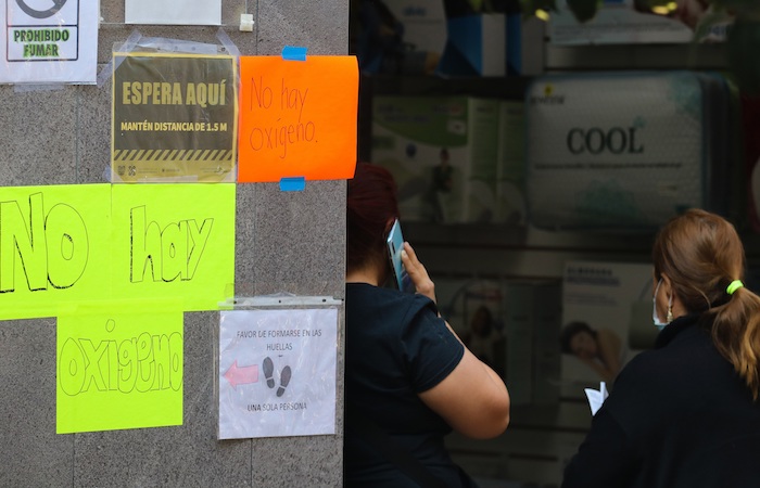 Fotografía fechada el 22 de diciembre de 2020, donde se observa a personas en busca de compra o alquiler de tanques de oxígeno, en establecimientos de Ciudad de México (México).