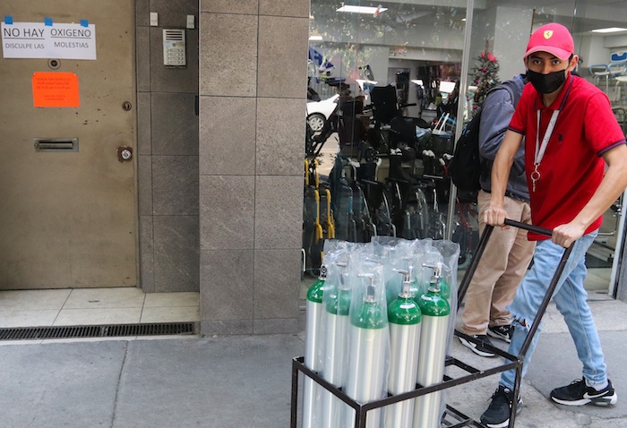 Fotografía fechada el 22 de diciembre de 2020, donde se observa repartidores de oxígeno surtiendo establecimientos de compra o alquiler de tanques de oxígeno, en Ciudad de México (México).