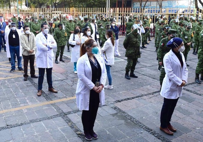 Personal médico que espera recibir la vacuna contra la COVID-19 en la Ciudad de México.