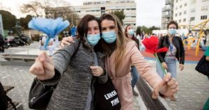 Algunos han visto sus relaciones deteriorarse después de que meses de conversaciones incómodas sobre la prevención de riesgos, otros no vieron mucha diferencia al descubrir que las amistades tienen el mismo valor durante los tiempos de crisis. (Imagen ilustrativa) Foto: EFE