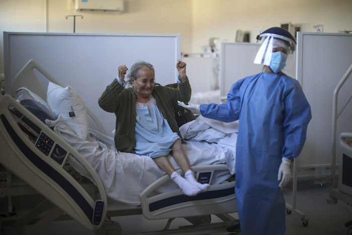 Blanca Ortiz, de 84 años, celebra después de que enfermeras le dijeron que ya podía dejar el hospital Eurnekian Ezeiza, en las afueras de Buenos Aires, Argentina, el jueves 13 de agosto de 2020, varias semanas después de que entró con COVID-19.
