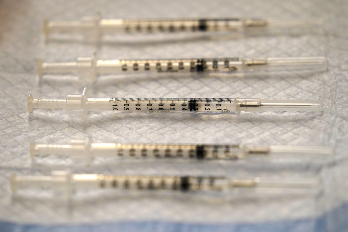 Fotografía de archivo del 17 de diciembre de 2020 de jeringas preparadas con la vacuna contra la COVID-19 de Pfizer y BioNTech en el Hospital Edward en Naperville, Illinois.