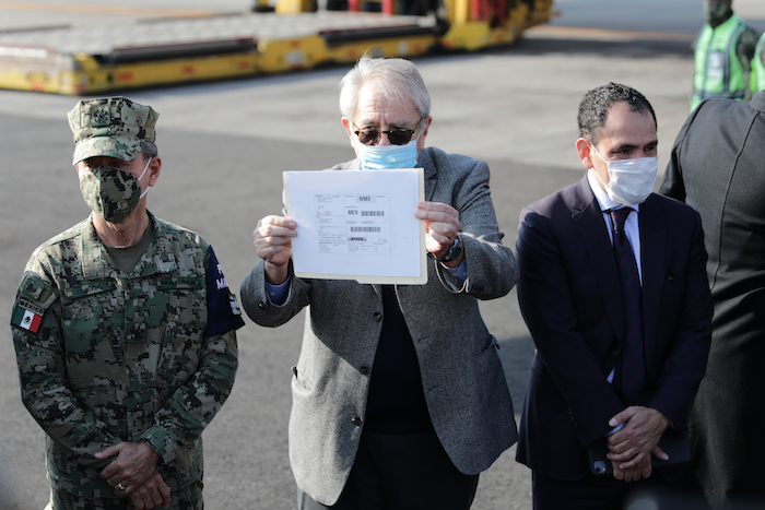 El Secretario de Salud de México, Jorge Alcocer, sostiene la etiqueta de envío de DHL para el primer envío de la vacuna Pfizer COVID-19 a México en el Aeropuerto Internacional Benito Juárez en la Ciudad de México, el miércoles 23 de diciembre de 2020.