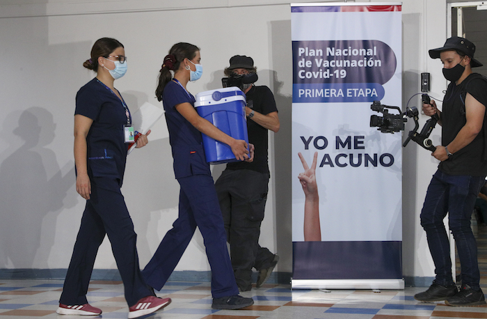 Una enfermera carga una hielera con dosis de la vacuna contra la COVID-19 en el Hospital Metropolitano de Santiago, Chile, el jueves 24 de diciembre de 2020.