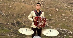 Gabino Ayala acordeonista del grupo musical de narcocorridos, Máximo Impacto. Foto: Instagram @gabino_ayala