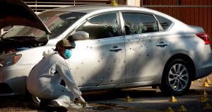 Peritos realizan las diligencias del autómovil de Ramón Muñiz Noriega, coordinador de la Unidad Especializada, asesinado en Sinaloa. Foto: Juan Carlos Cruz, Cuartoscuro