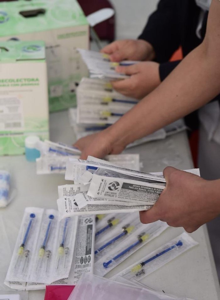 Personal de salud se alista para la aplicación de la vacuna contra la COVID-19.