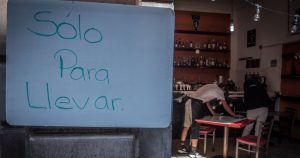 bar-botellas-letrero-para-llevar