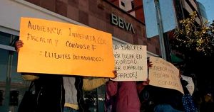 Señalan que desde hace un mes descubrieron que sus cuentas bancarias habían sido dejadas en ceros y desconocen el por qué al no haber ellos realizado movimientos, por lo cual se consideran defraudados. Foto: Pulso SLP