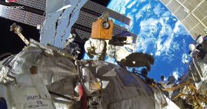 El astronauta Serguéi Kud-Sverchkov publicó imágenes únicas de la caminata espacial que efectuó en noviembre junto con otro cosmonauta ruso. Foto: Especial