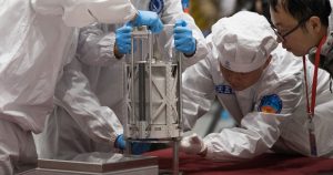 Investigadores científicos preparándose para pesar las muestras lunares obtenidas por la sonda espacial Chang'e-5, en Pekín, capital de China. Foto: Jin Liwang, Xinhua