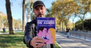 Carlos invita a Eva a pasar una noche de diversión en su casa, pero a la mañana siguiente un extraño virus ataca al mundo, se declara estado de alarma y un país entero queda confinado. Foto: Especial