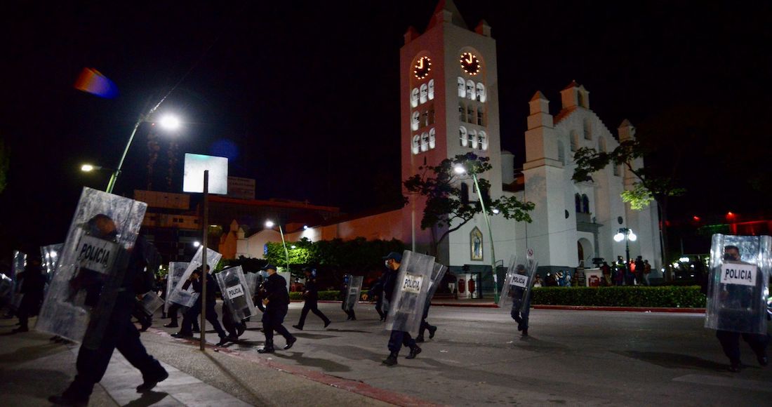 Autoridades estatales desalojaron a estudiantes normalistas de la Escuela Normal Rural Mactumatza y a desplazados forzados del ejido Puebla, Chenalhó, quienes mantenían bloqueados los accesos a Palacio de Gobierno de Chiapas. Foto: Isabel Mateos, Cuartoscuro.