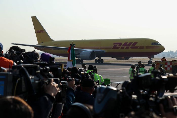 Imagen del avión que trasladó las vacunas de Bélgica a México.
