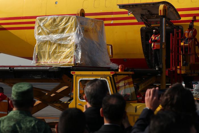 Los funcionarios del Gobierno de México presenciaron la descarga de las vacunas.