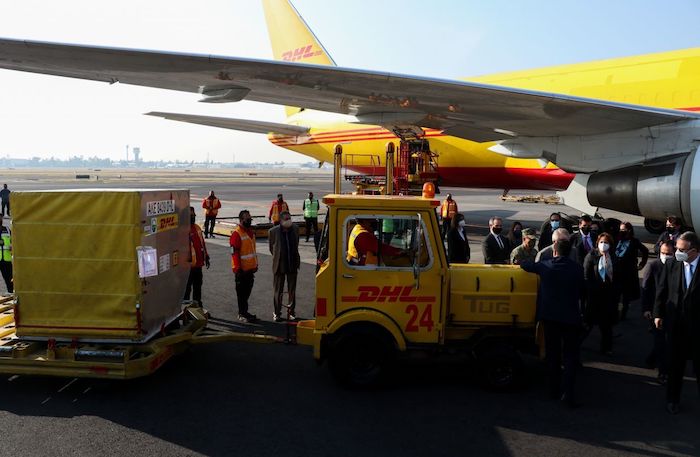 Momento de la descarga de las vacunas provenientes de Bélgica.