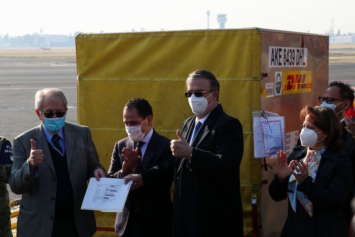 El Secretario de Relaciones Exteriores, Marcelo Ebrard, junto con los funcionarios de Salud, Hugo López-Gatell y Jorge Alcocer, presidieron el arribo del primer lote de más de un millón de dosis de vacunas contra la COVID-19 de la empresa estadounidense Pfizer.