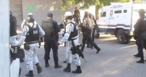 Paramédicos de la Cruz Roja llegaron al lugar para auxiliar a los agentes y confirmaron que uno de ellos ya había fallecido por un impacto de bala que recibió en el rostro. Foto: Especial vía Noroeste