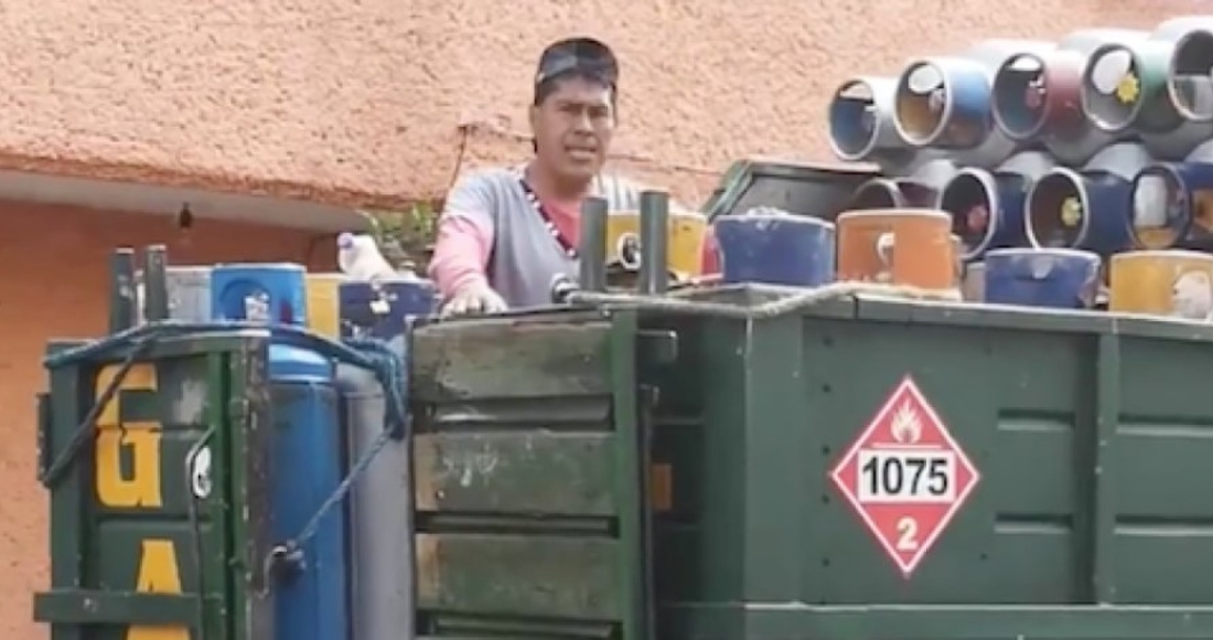 El repartidor de gas entonó villancicos mientras trabajaba. Foto: Captura de video. 