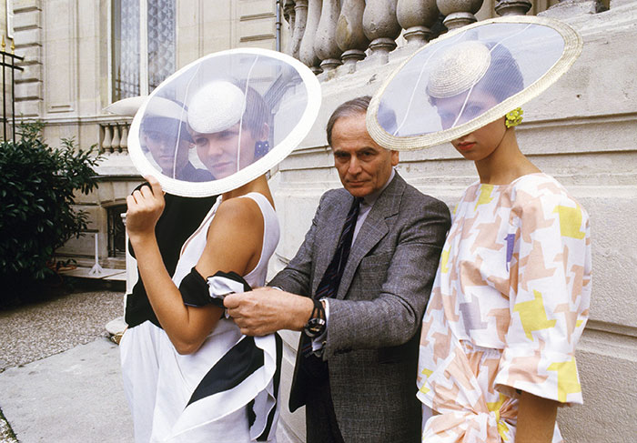 Pierre Cardin y dos modelos posan en París en esta fotografía tomada el 24 de septiembre de 1984. Foto: Alexis Duclos, Archivo AP