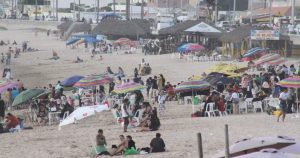 Durante un recorrido realizado por las playas de la Avenida Del Mar, se observó a personas que no respetaban la sana distancia, y la gran mayoría sin cubrebocas, que disfrutaban de la arena y el mar. Foto: Andrés García vía Noroeste