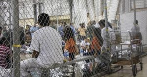 Un joven aguarda a ser deportado a México. Foto: AP/Archivo.