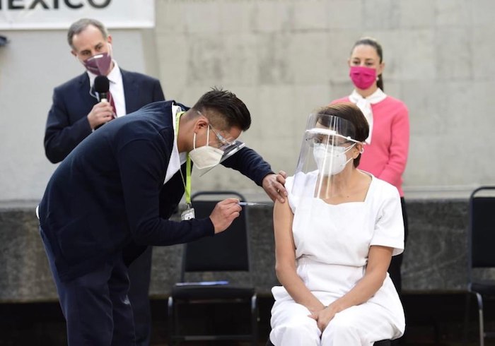 Momento en que la enfermera María Irene fue vacunada contra la COVID-19.